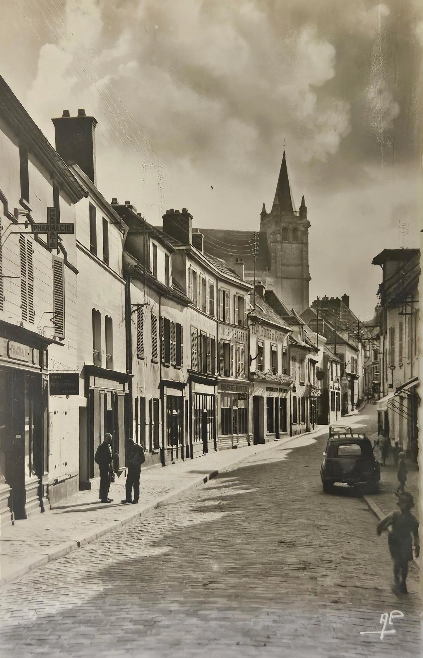 RPPC - Montfort-L'Amaury, Street Commune - La Rue de Paris - Vintage 1950s AP Photo Postcard