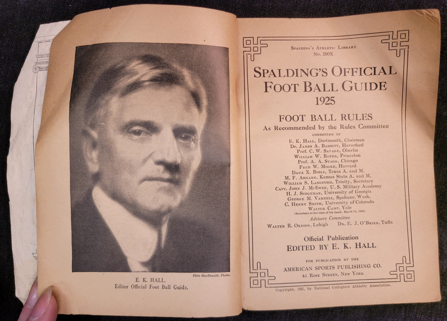 Spalding's Official Intercollegiate Football Guide - 1925
