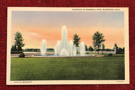 Fountain in Memorial Park, Muskegon, Michigan - Vintage Postcard