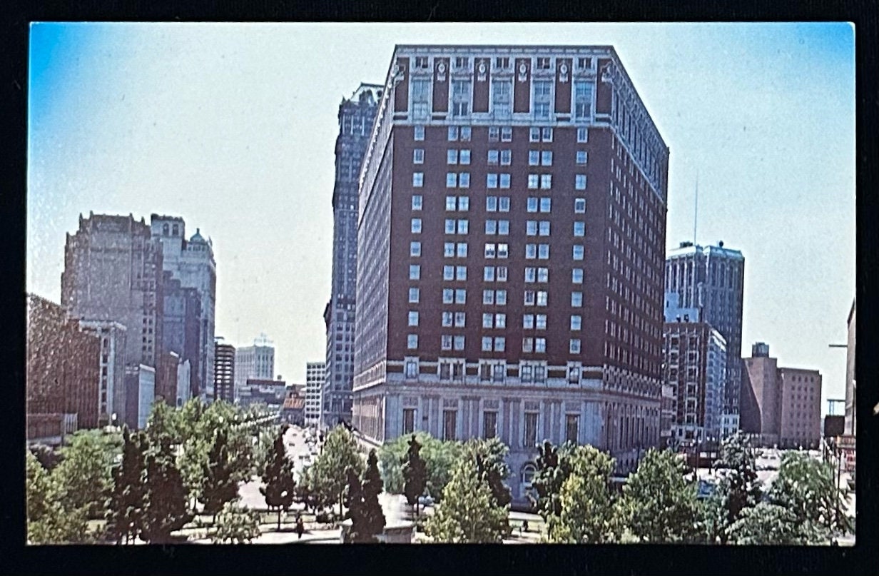 The Statler Hilton Hotel, Detroit, Michigan - Vintage Postcard
