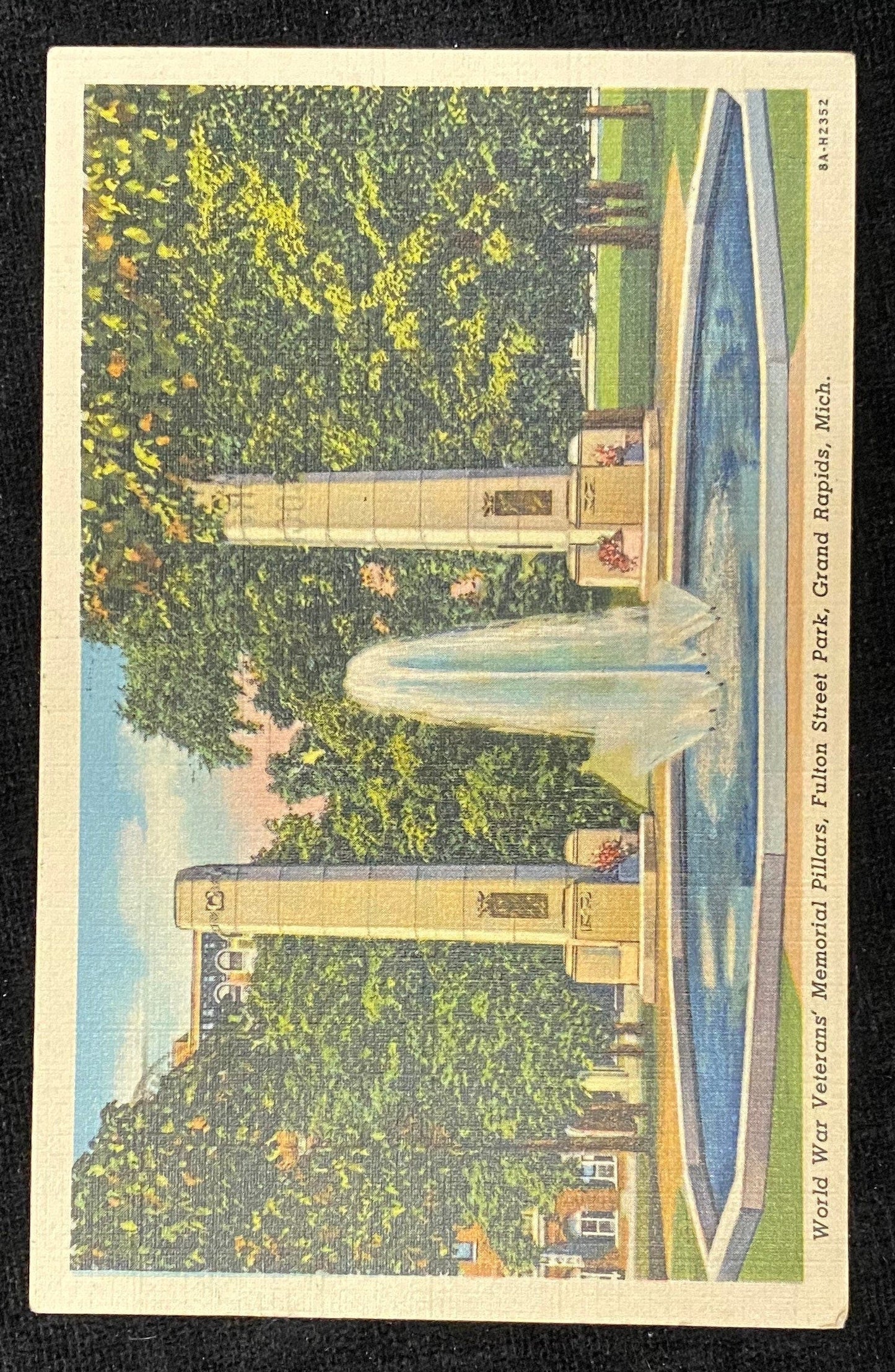 World War Veterans' Memorial Pillars - Fulton Street Park - Grand Rapids, Michigan - 1938 Linen Postcard