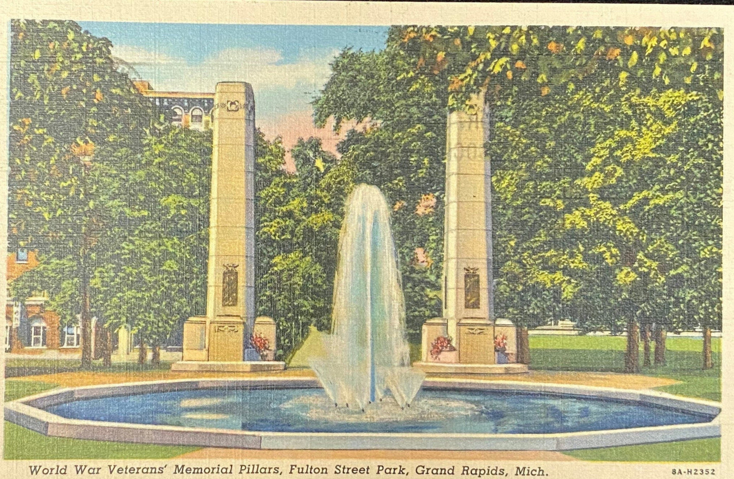 World War Veterans' Memorial Pillars - Fulton Street Park - Grand Rapids, Michigan - 1938 Linen Postcard
