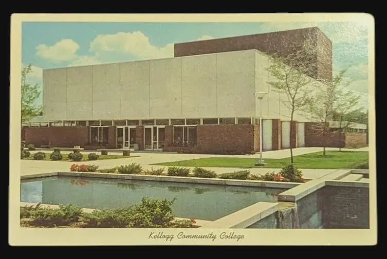 Kellogg Community College, Battle Creek, Michigan - Vintage Postcard