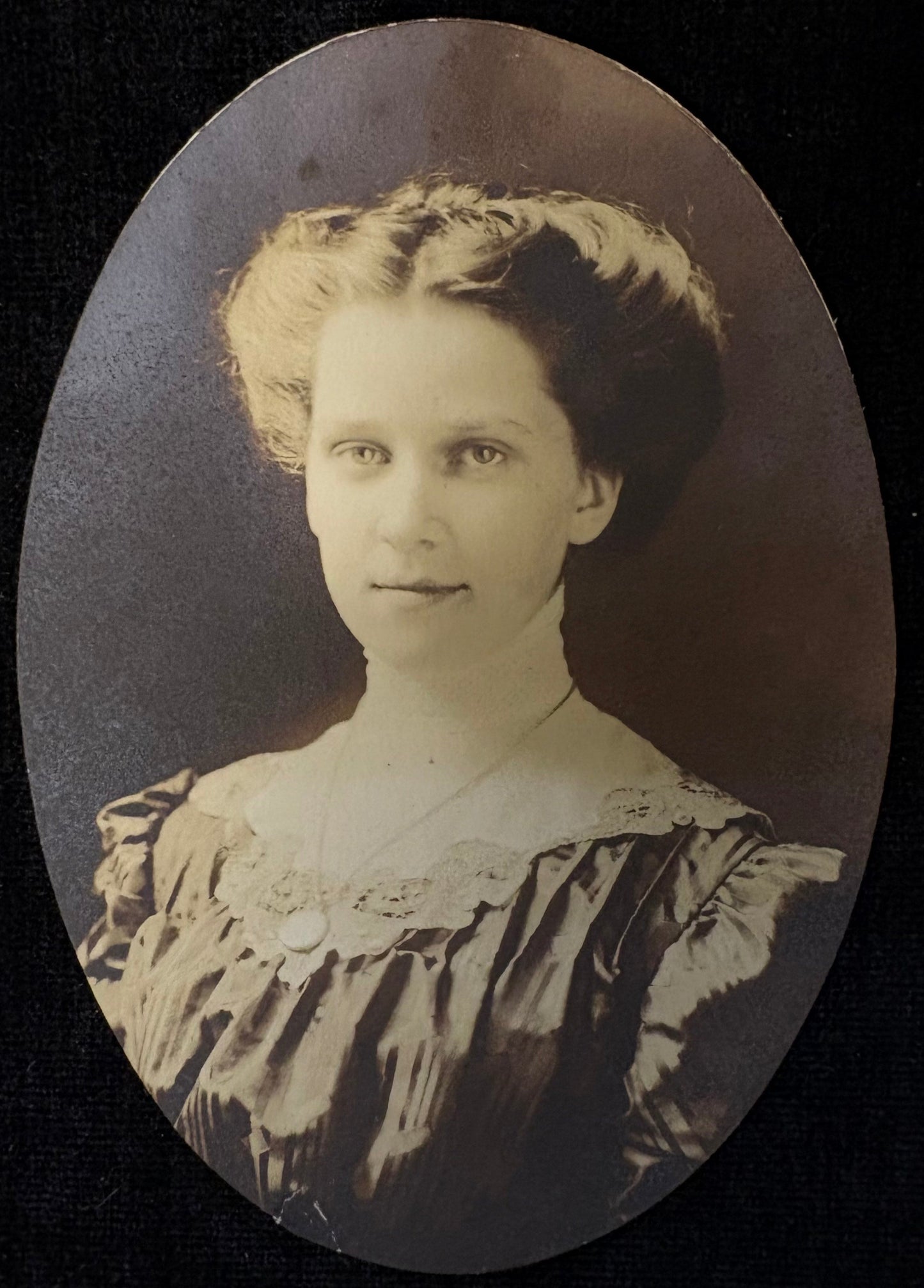 Photo Young Woman in 1860s - Victorian Oval Cabinet Card - A Coming of Age Photo