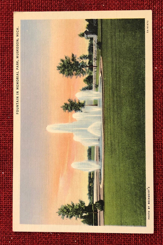 Fountain in Memorial Park, Muskegon, Michigan - Vintage Postcard