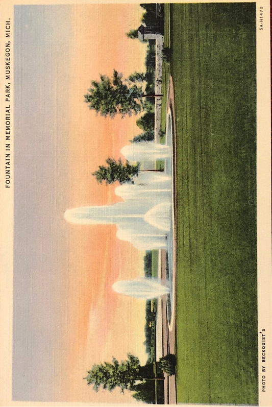 Fountain in Memorial Park, Muskegon, Michigan - Vintage Postcard