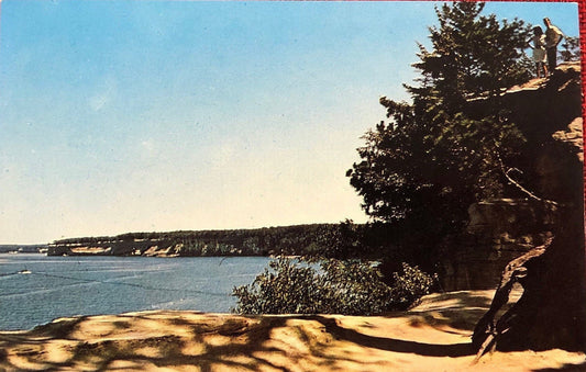 The Pictured Rocks Munising, Michigan - Vintage Postcard