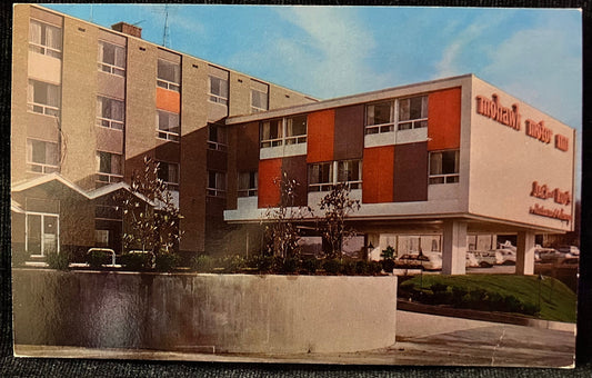 MOHAWK MOTOR INN in Cincinnati, Ohio -  Vintage Postcard of Motel