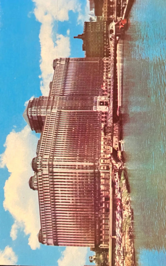 Merchandise Mart in Chicago, Illinois - Franklin-Orleans Bridge - Vintage Postcard