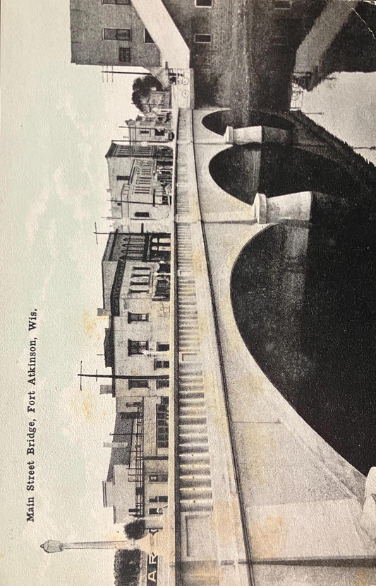 Main Street Bridge, Fort Atkinson, Wisconsin - Vintage Postcard