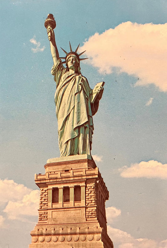 Statue of Liberty National Monument, Liberty Island, New York - Vintage Serated Edge Postcard